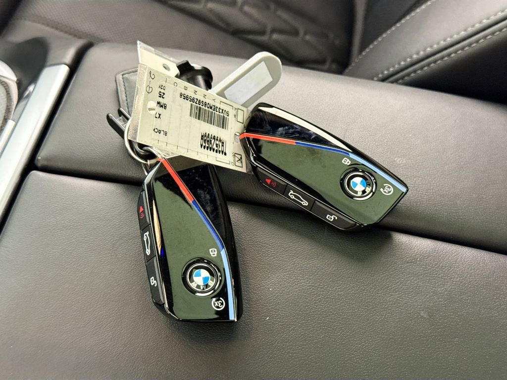 Used 2025 BMW X7 M60i AWD/4WD image 17