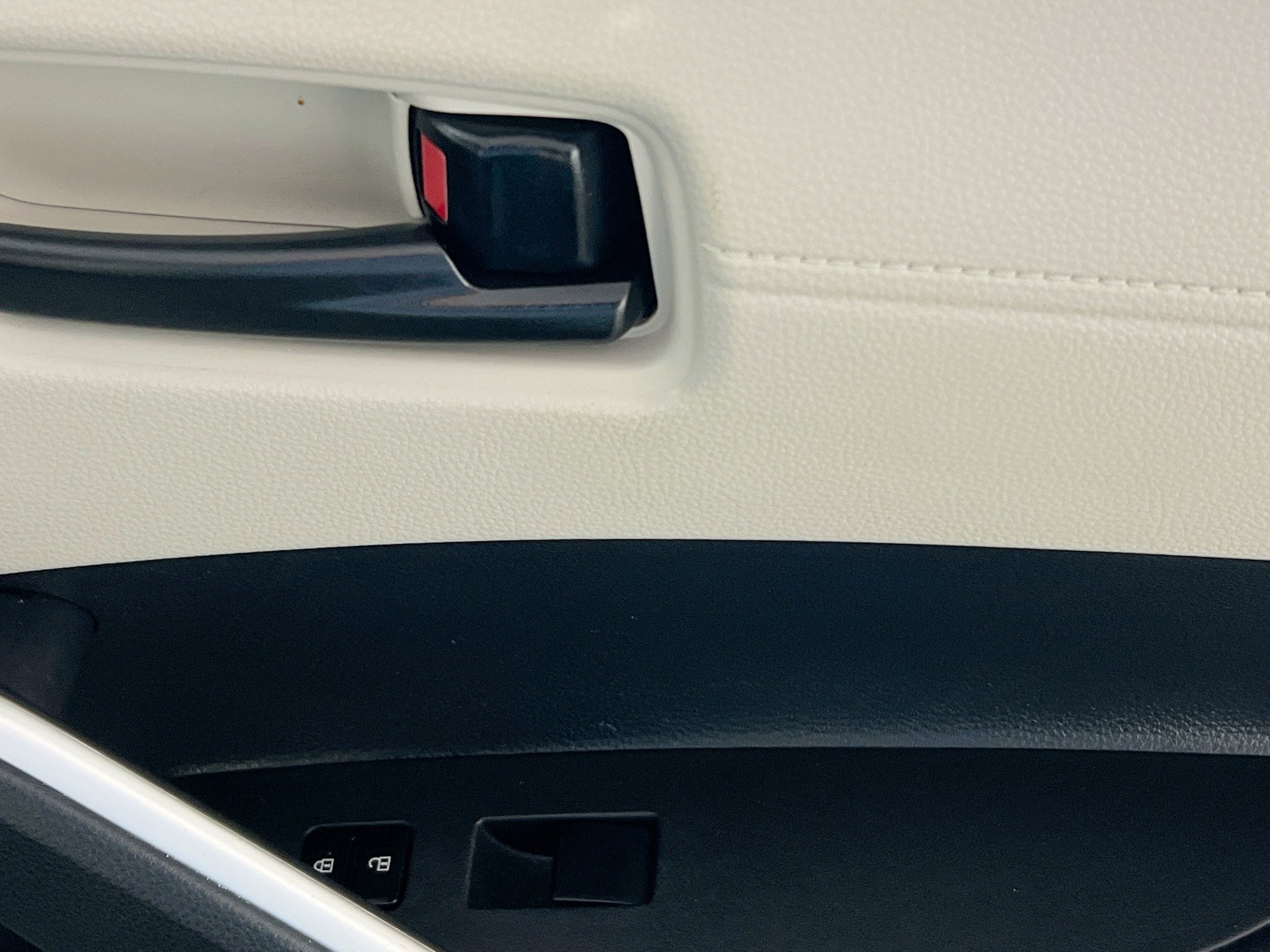 Used 2024 Toyota Corolla Cross L image 31