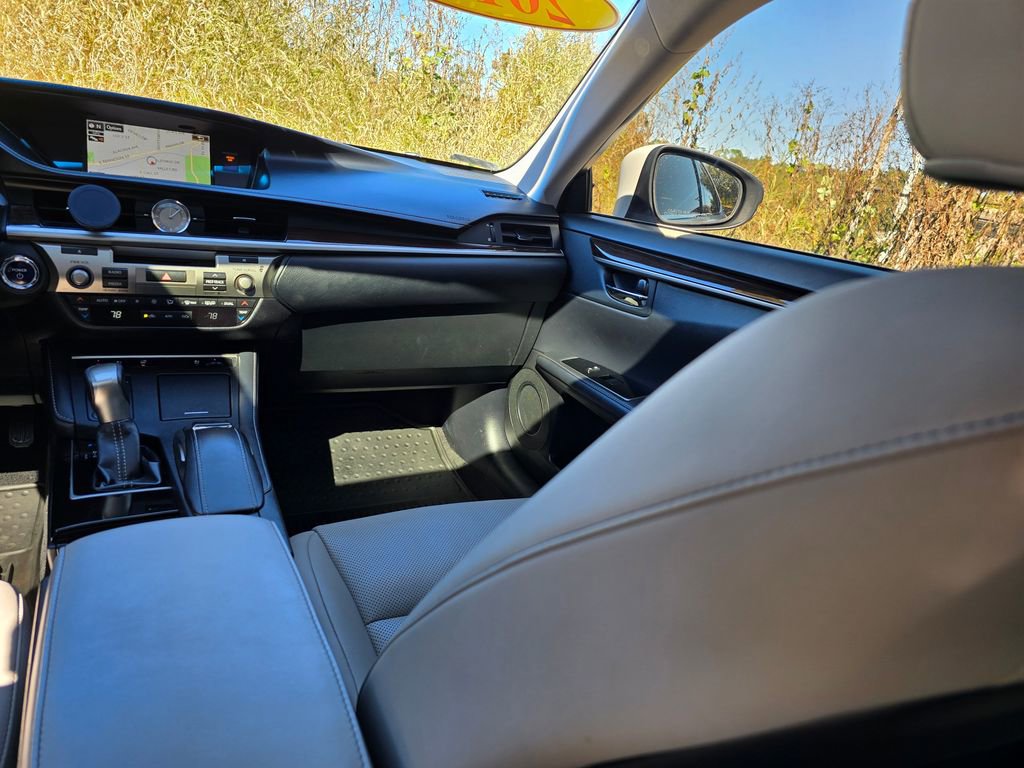 Used 2016 Lexus ES 300h image 51