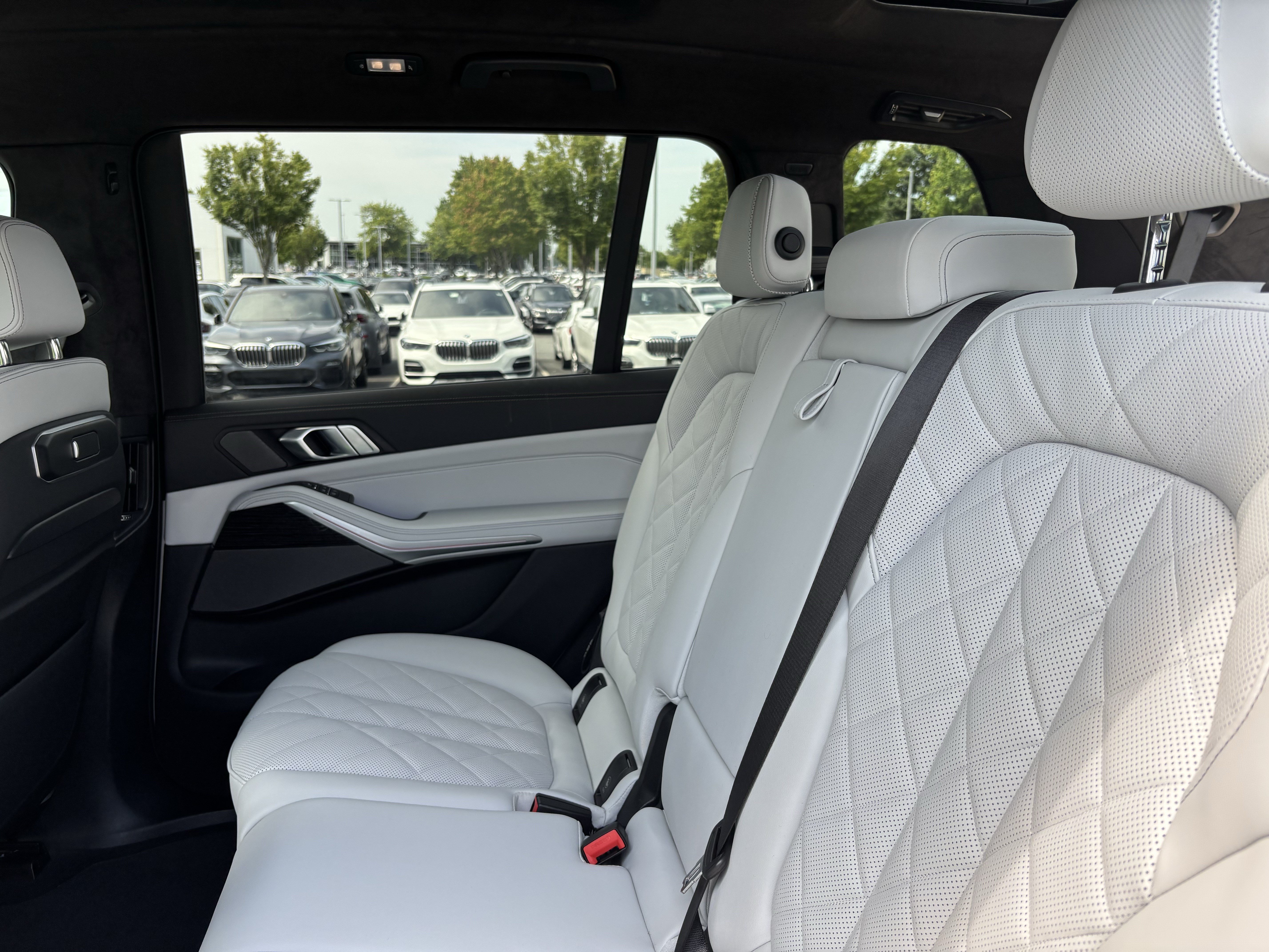 Used 2026 BMW X7 xDrive40i w/ M Sport Package AWD/4WD image 32