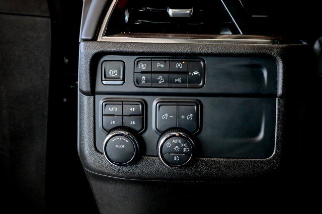 Used 2025 Chevrolet Suburban Z71 image 50