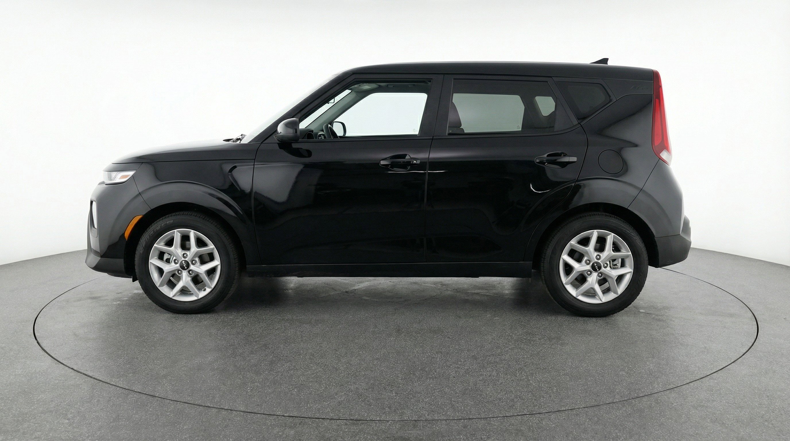 Used 2025 Kia Soul LX w/ LX Technology Package FWD image 5