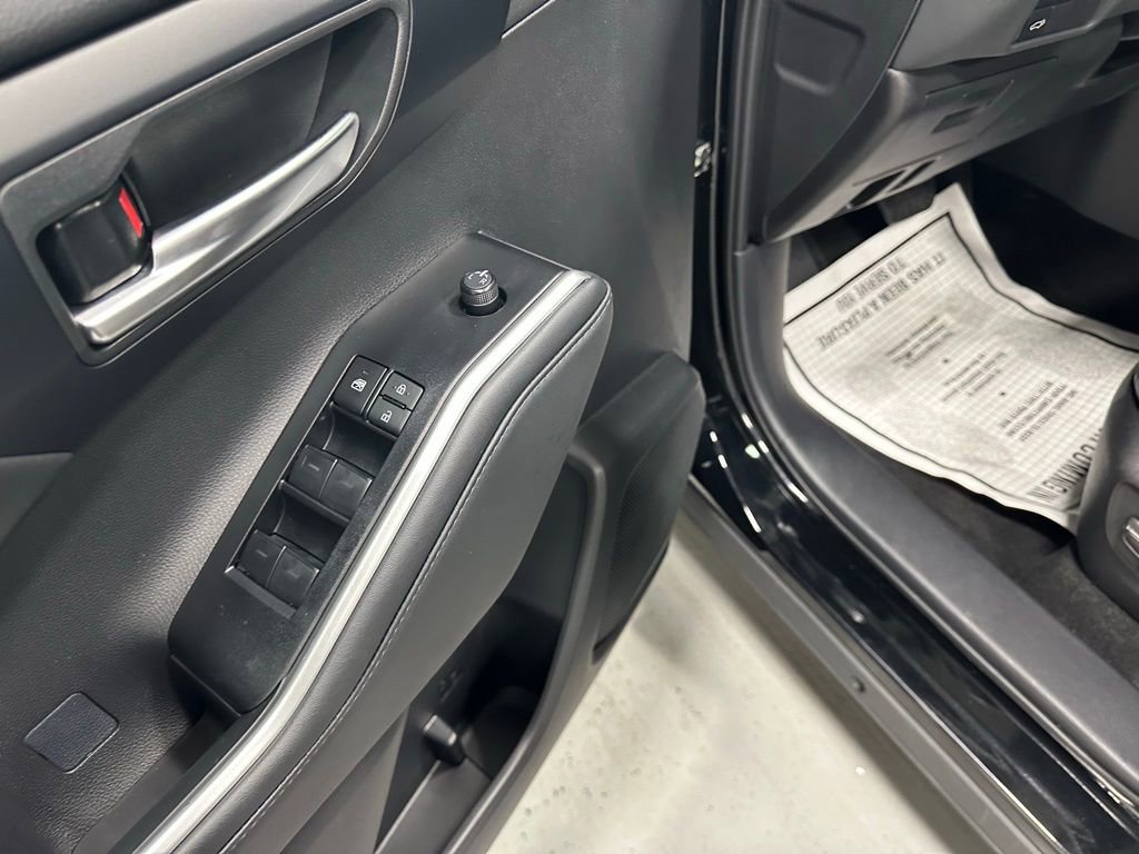 Used 2025 Toyota Highlander XLE image 9