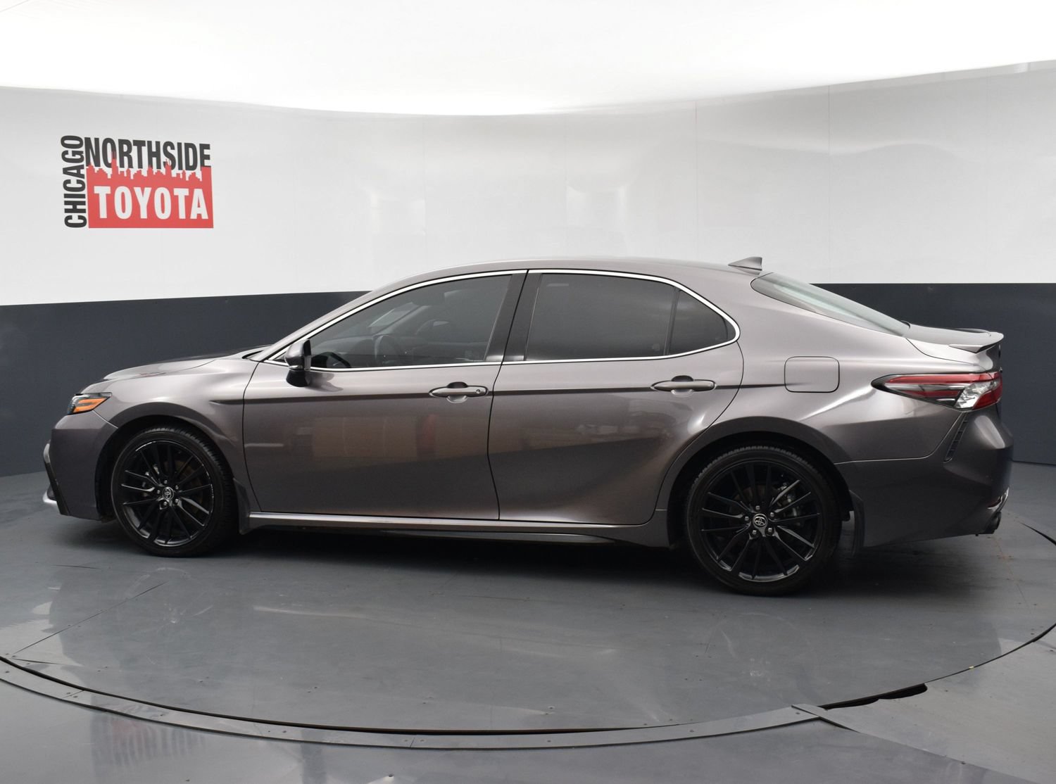Used 2022 Toyota Camry XSE FWD image 2