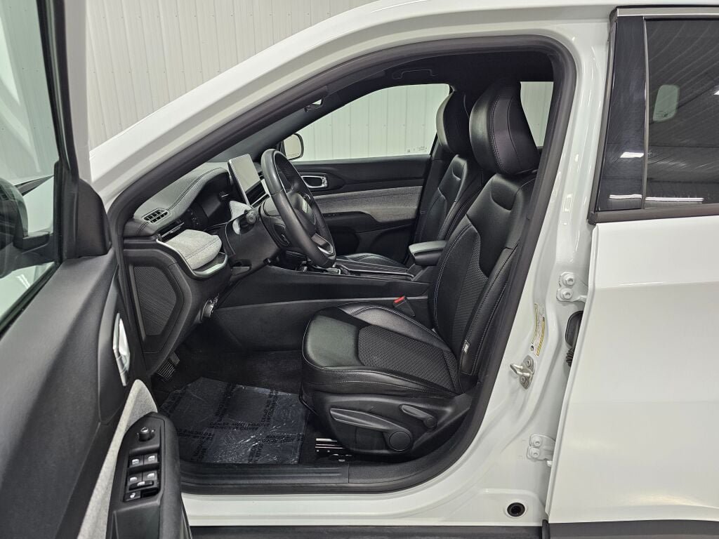 Used 2024 Jeep Compass Latitude AWD/4WD image 11