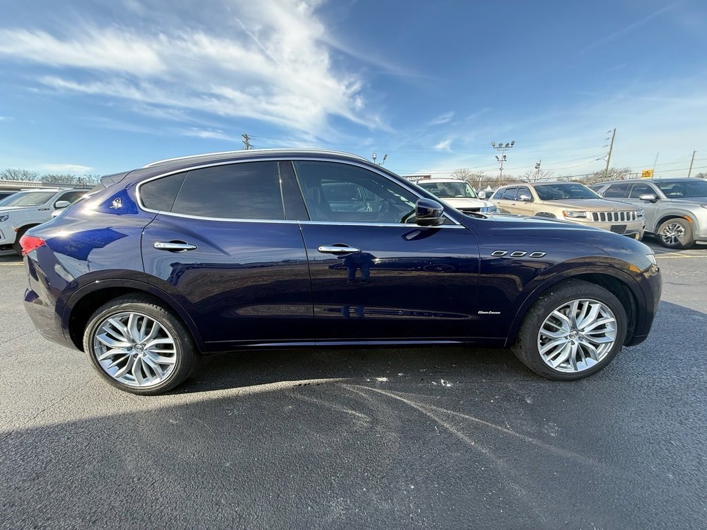 Used 2019 Maserati Levante GranLusso image 2