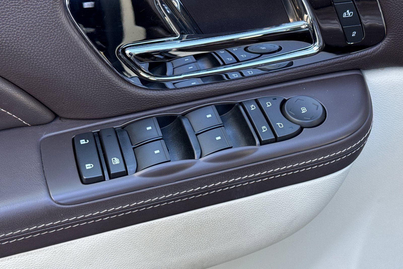 Used 2011 Cadillac Escalade ESV Platinum image 13