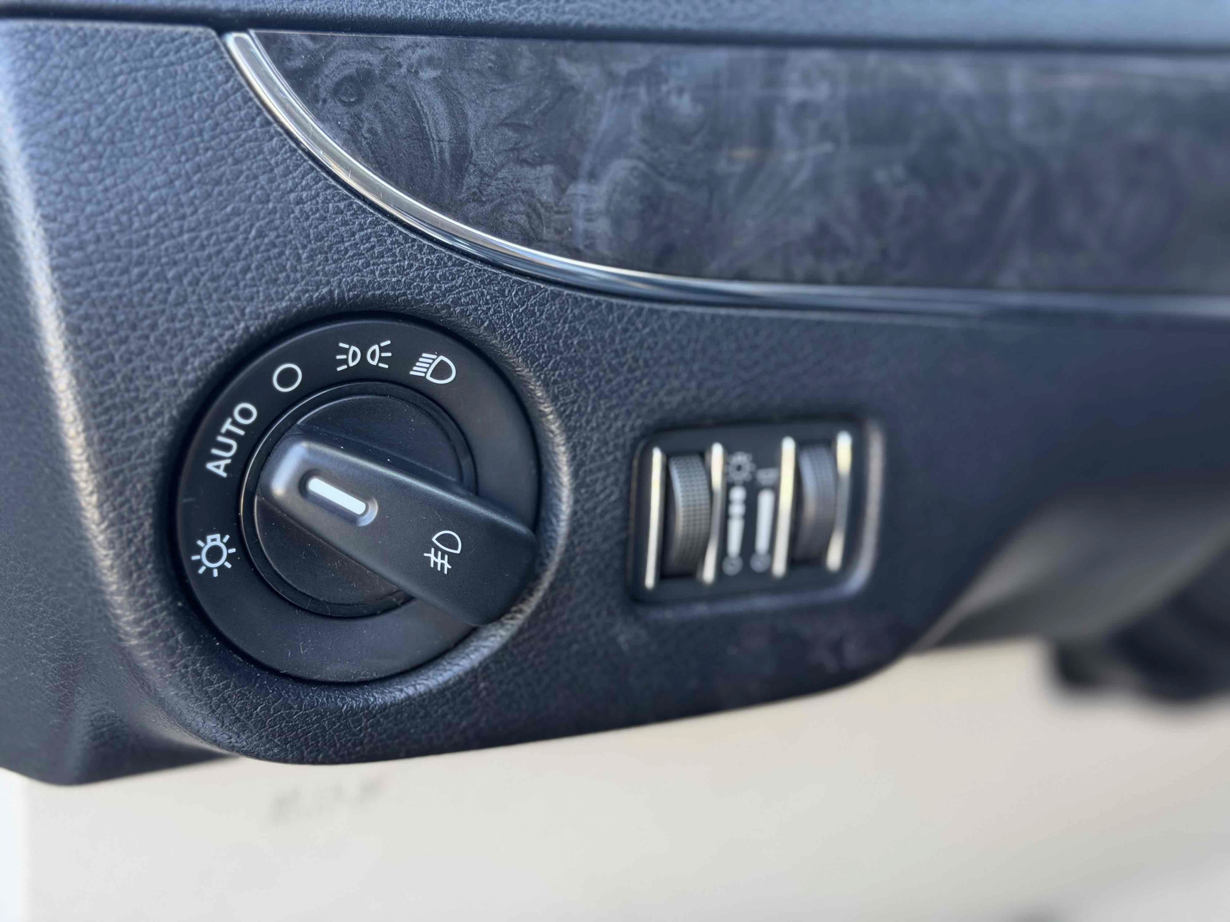 Used 2011 Chrysler Town & Country Touring-L w/ Entertainment Group #2 FWD image 33