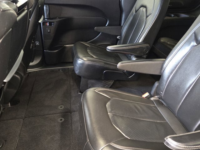 Used 2019 Chrysler Pacifica Touring-L Plus w/ S Appearance Package FWD image 16