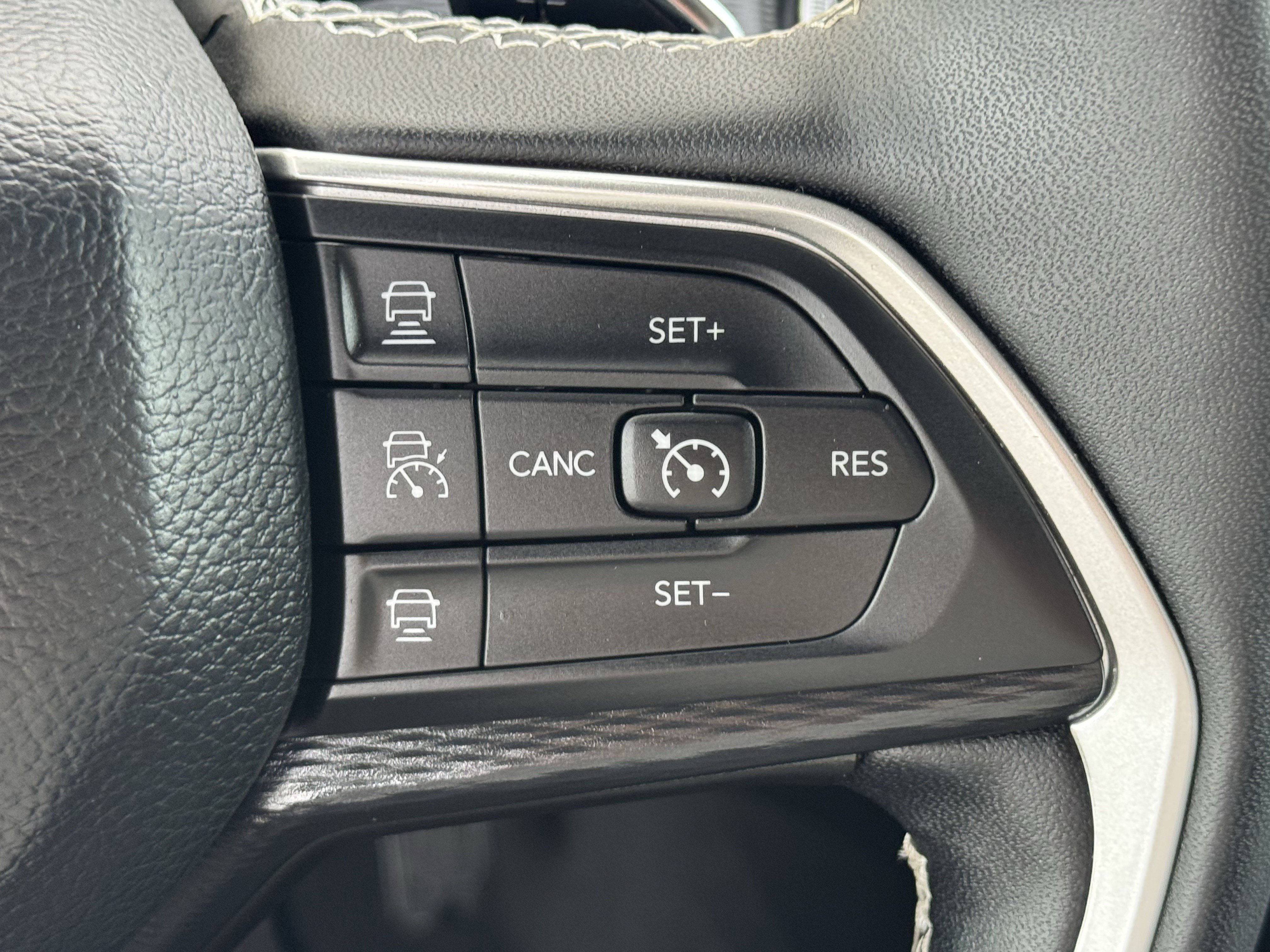 Used 2025 Jeep Grand Cherokee Altitude AWD/4WD image 23