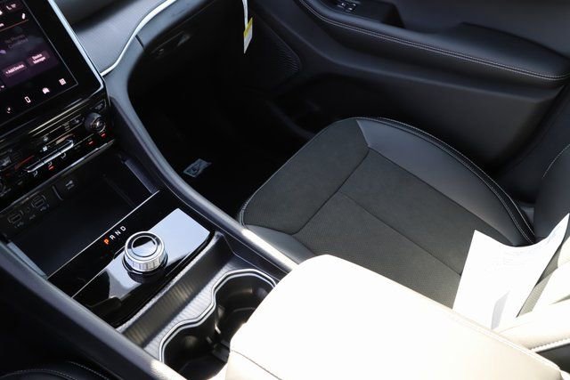 New 2025 Jeep Grand Cherokee Altitude AWD/4WD image 25