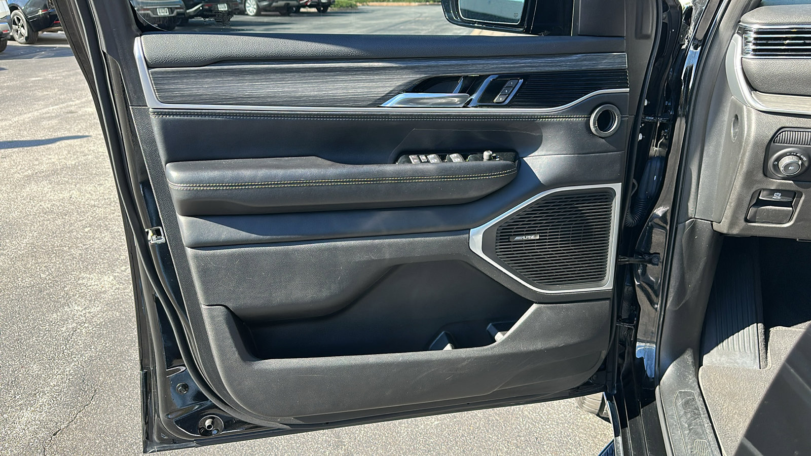 Used 2023 Jeep Wagoneer L Series II image 13