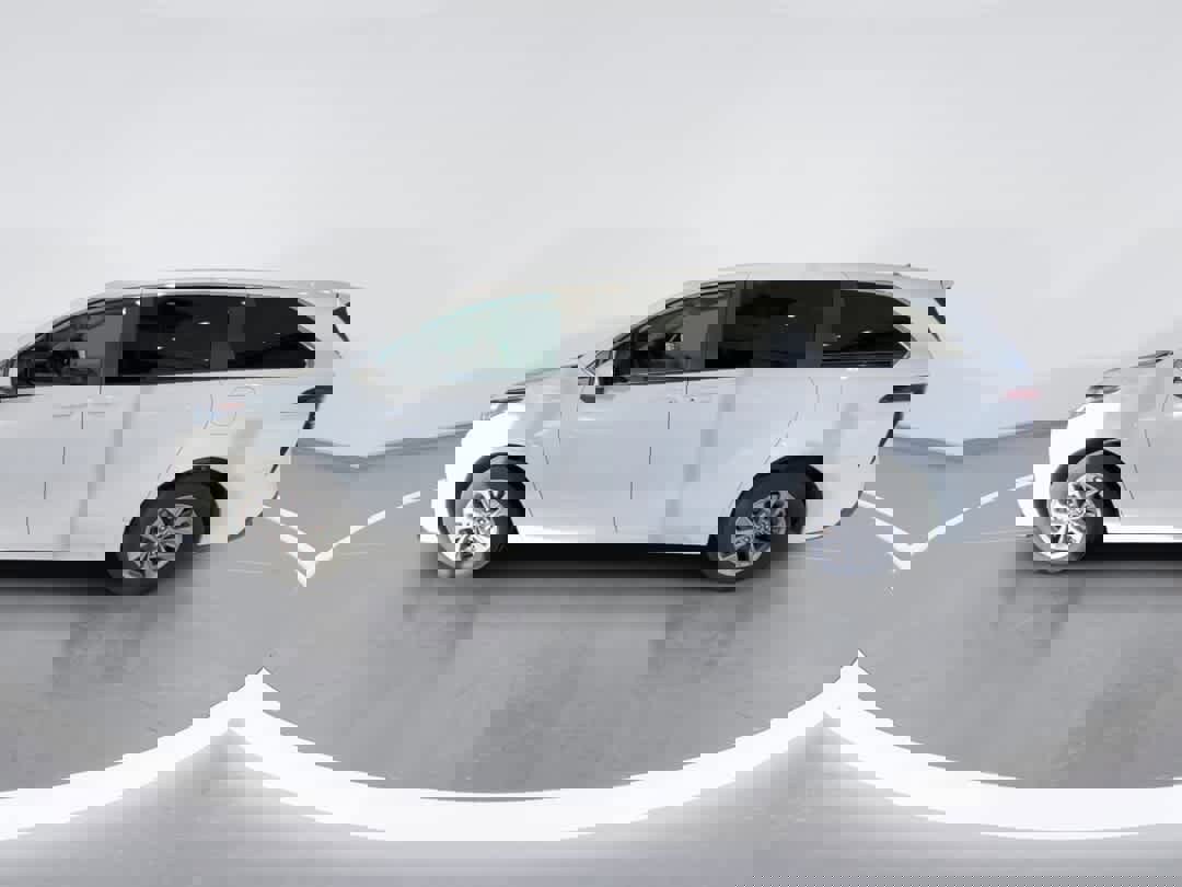 Used 2023 Toyota Sienna LE image 5