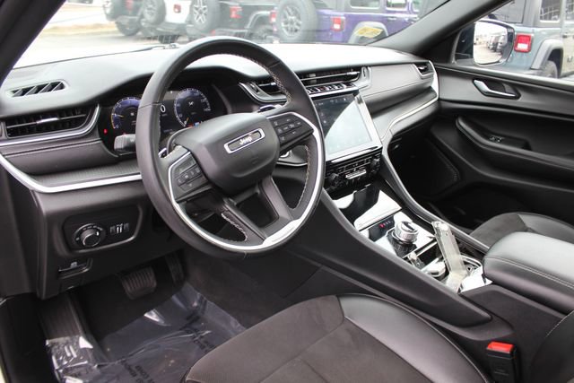 Used 2023 Jeep Grand Cherokee Altitude image 3