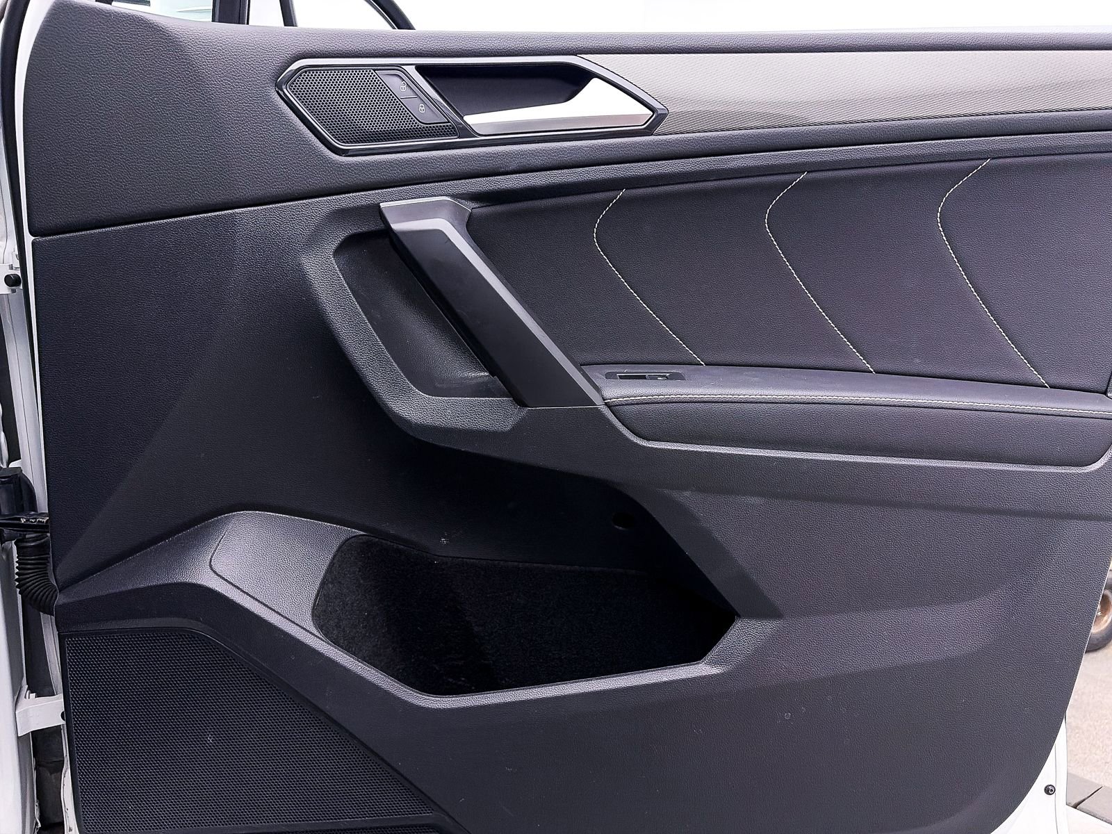 Used 2022 Volkswagen Tiguan SE image 32