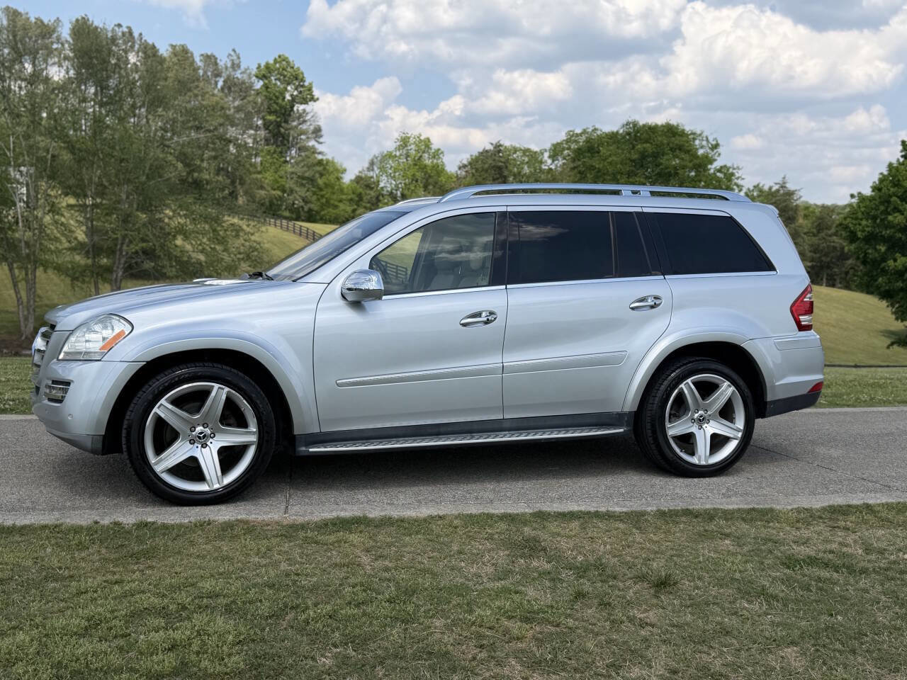 Used 2010 Mercedes-Benz GL 550 4MATIC image 2