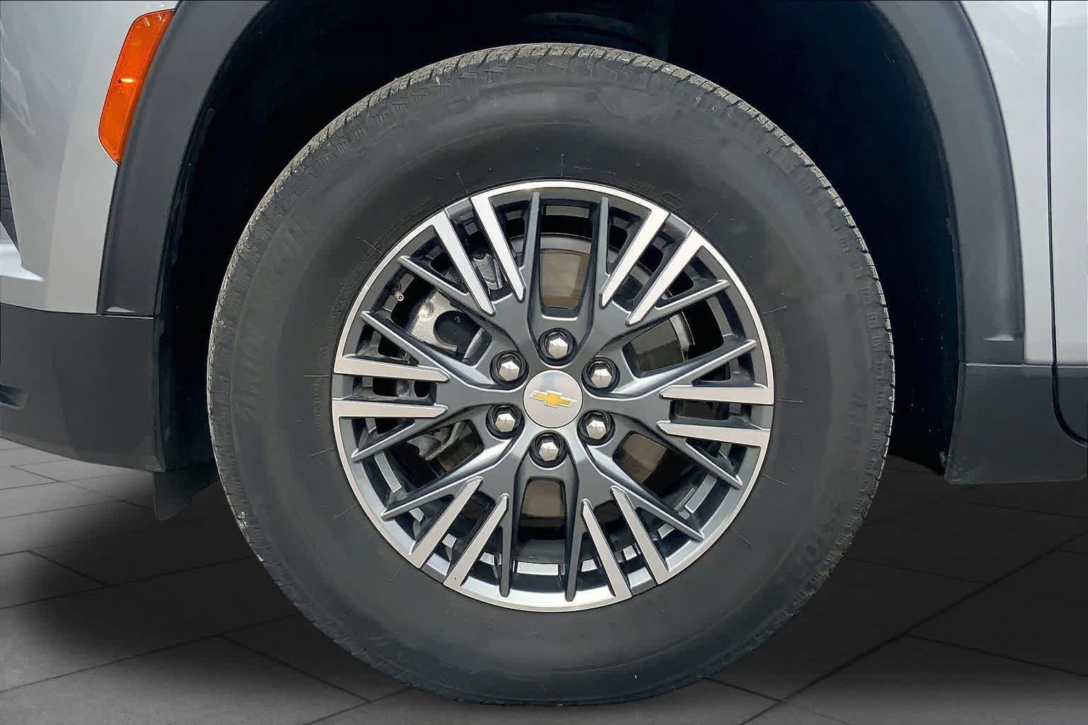 Used 2024 Chevrolet Traverse LS FWD image 11
