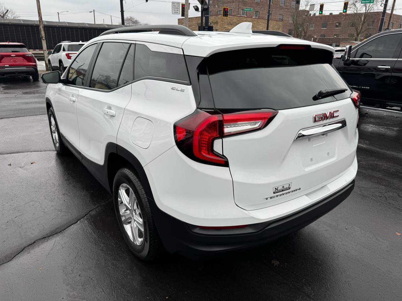 Used 2024 GMC Terrain SLE w/ Driver Convenience Package image 8