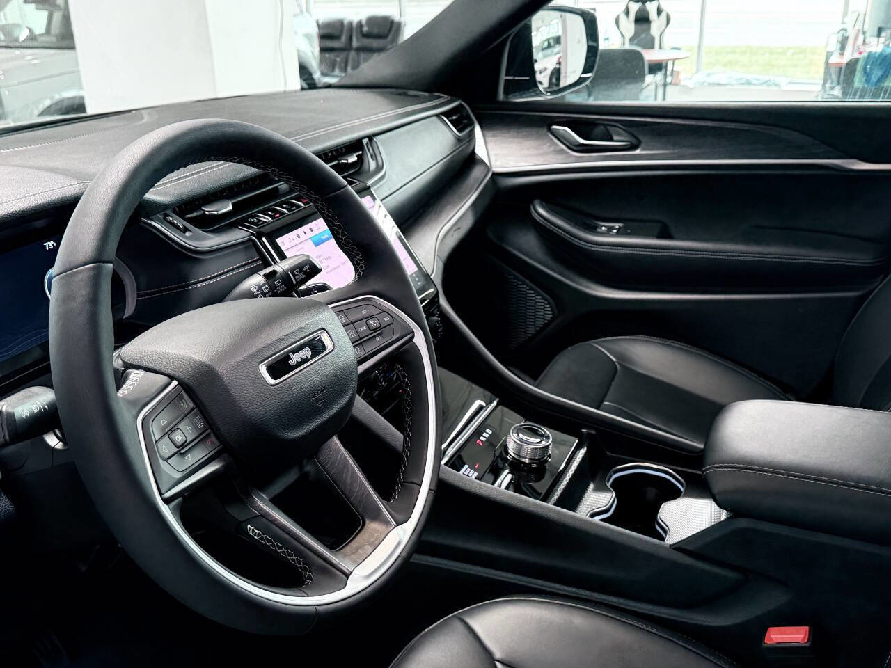 Used 2025 Jeep Grand Cherokee L Limited image 8