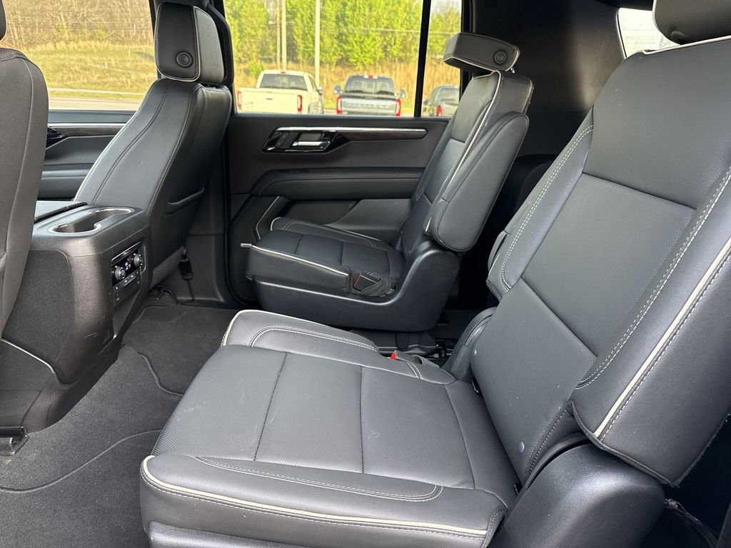 Used 2025 Chevrolet Suburban Premier AWD/4WD image 24