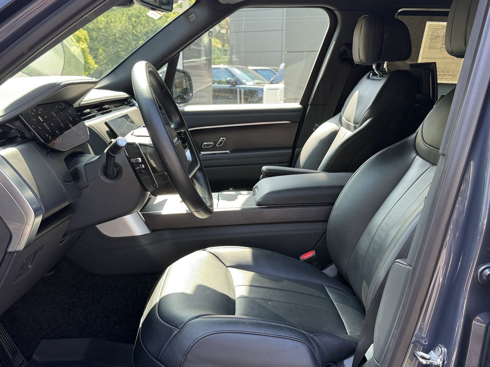 Used 2025 Land Rover Range Rover Long Wheelbase SE AWD/4WD image 28