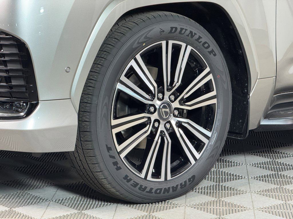 New 2025 Lexus LX 700h Luxury image 6