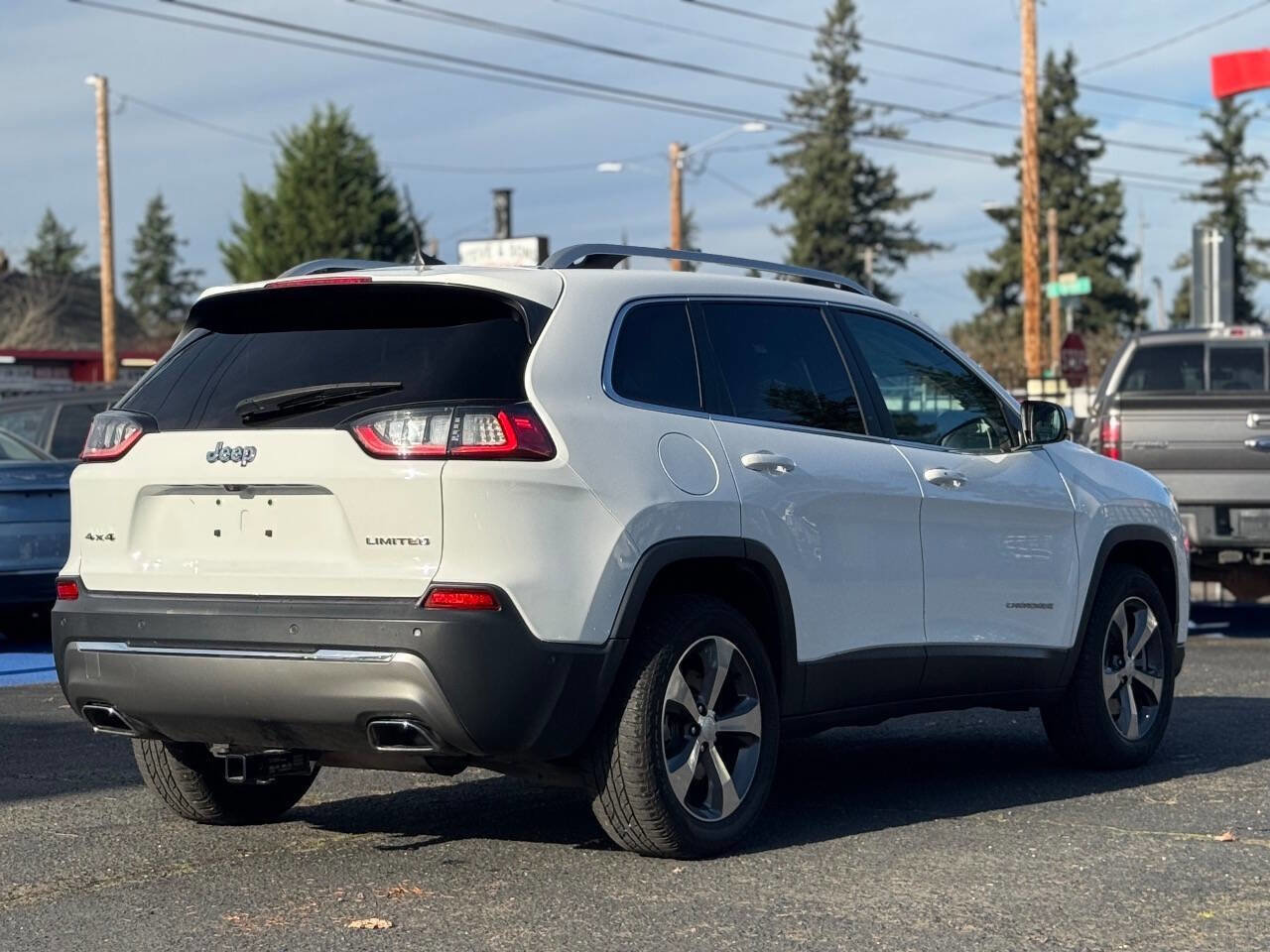 Used 2019 Jeep Cherokee Limited w/ Luxury Group image 4