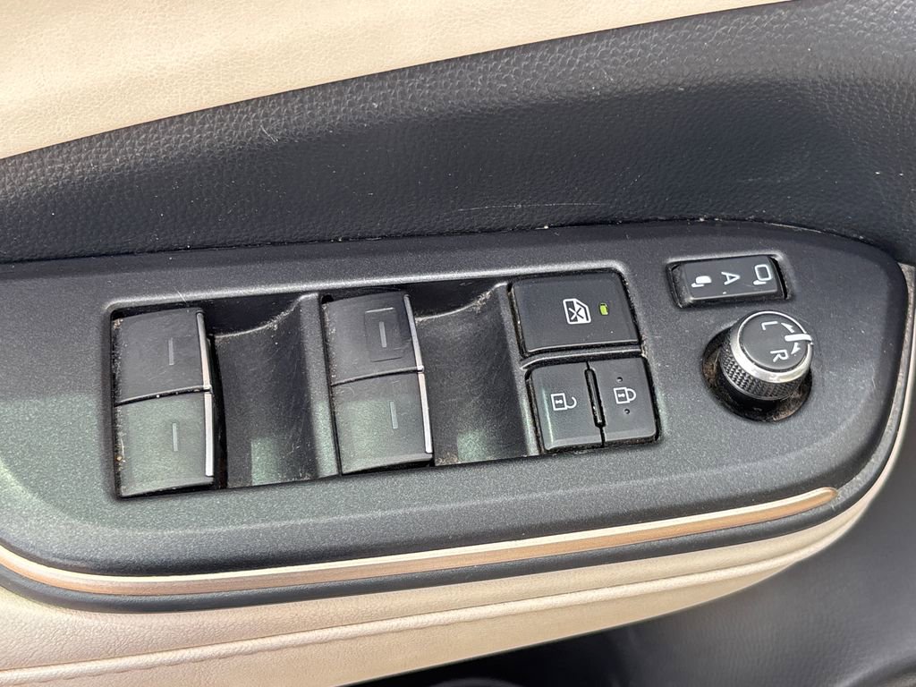 Used 2023 Toyota Crown Limited image 14