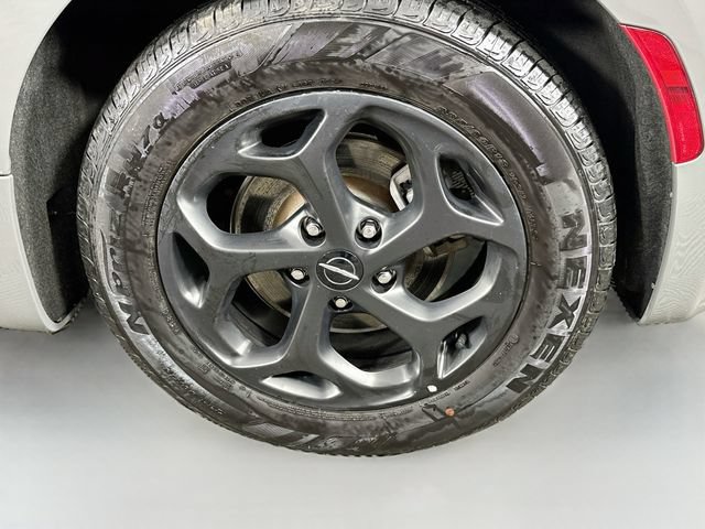 Used 2025 Chrysler Pacifica Premium FWD image 32