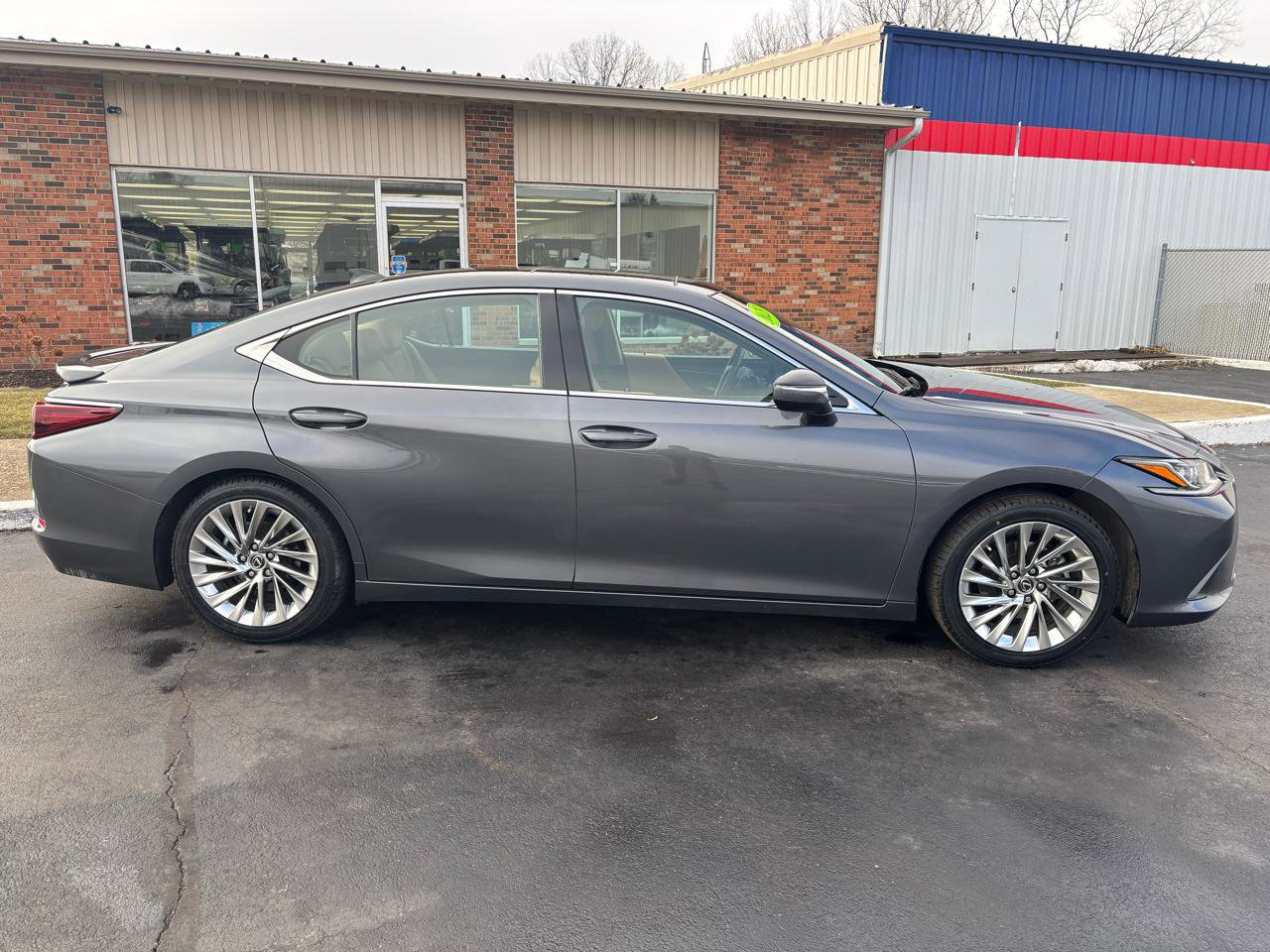 Used 2023 Lexus ES 350 w/ Accessory Package (Z1) image 2