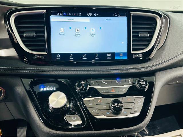 Used 2025 Chrysler Pacifica Select image 11