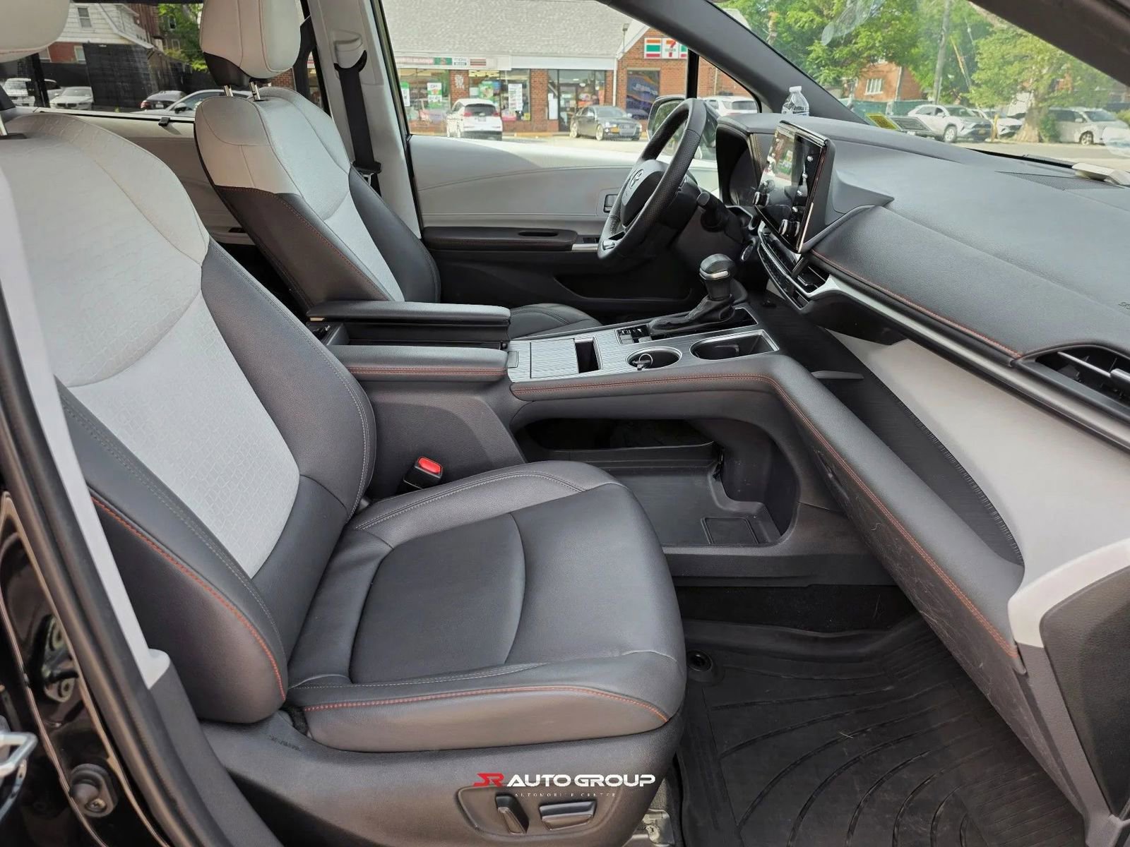 Used 2023 Toyota Sienna XSE AWD/4WD image 21