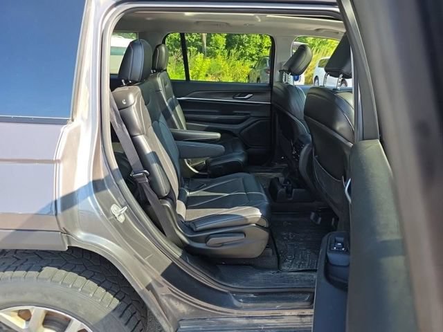 Used 2023 Jeep Grand Cherokee L Limited AWD/4WD image 9