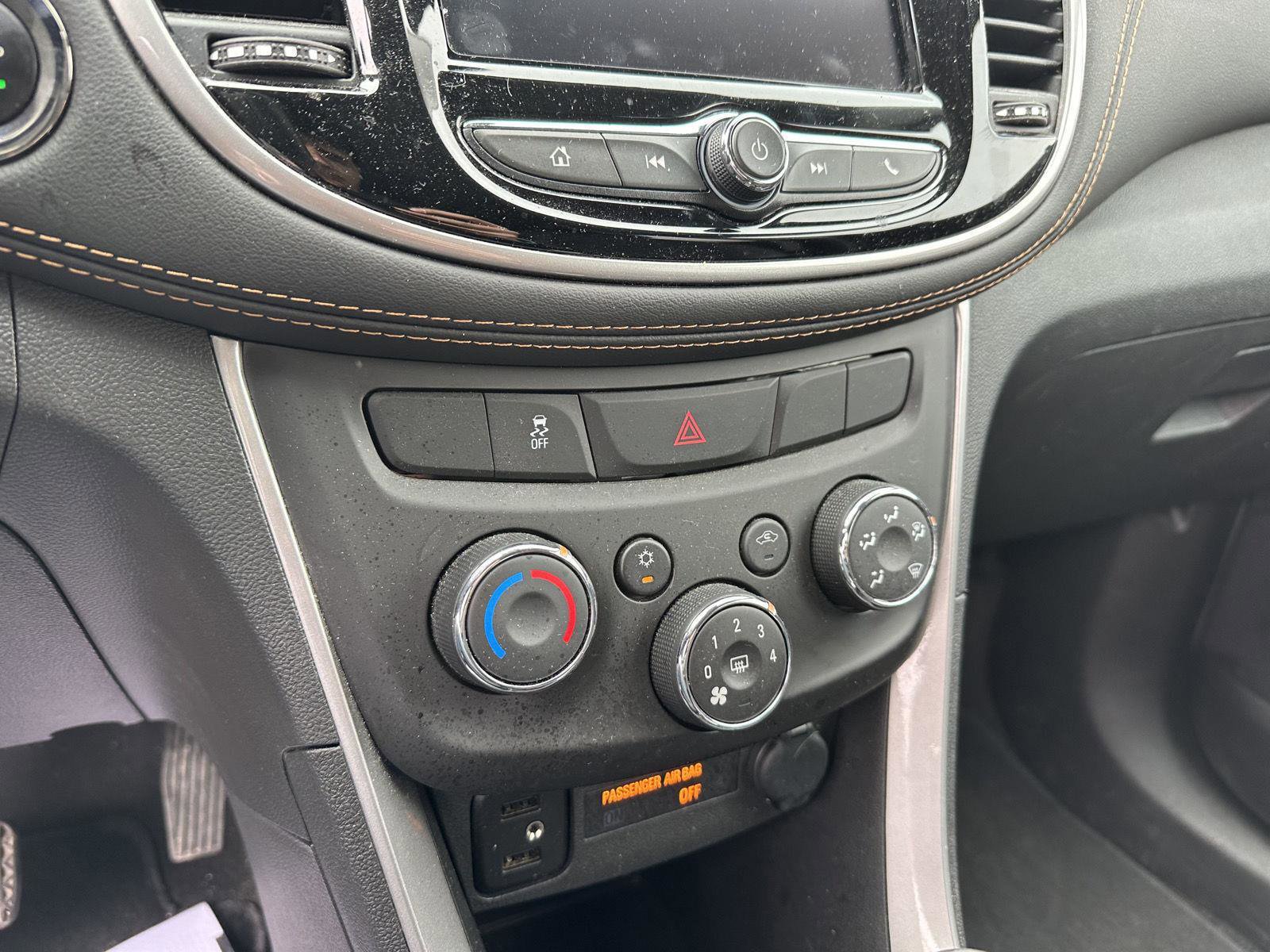 Used 2022 Chevrolet Trax LT w/ LT Convenience Package image 29