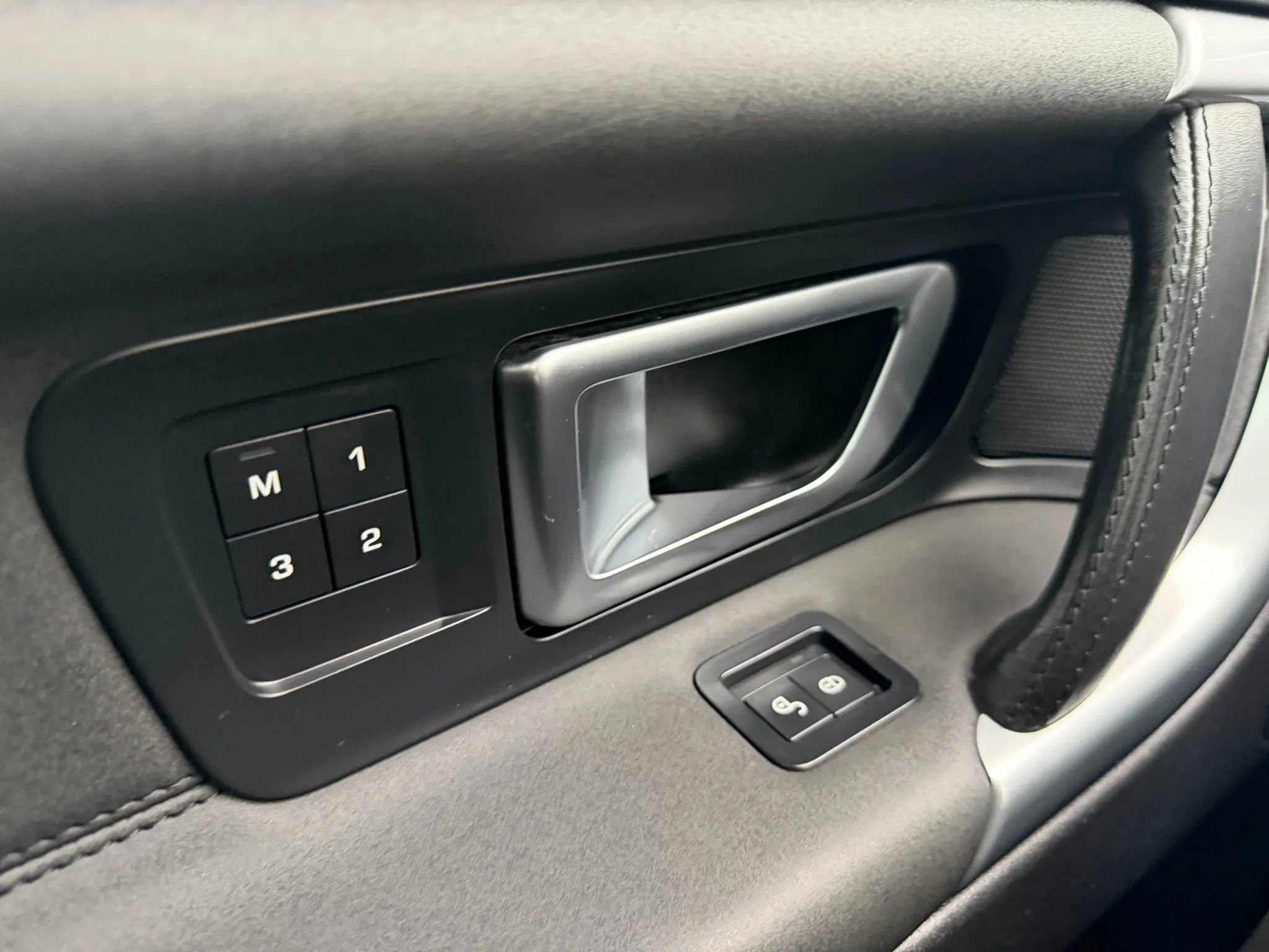 Used 2018 Land Rover Discovery Sport HSE image 29