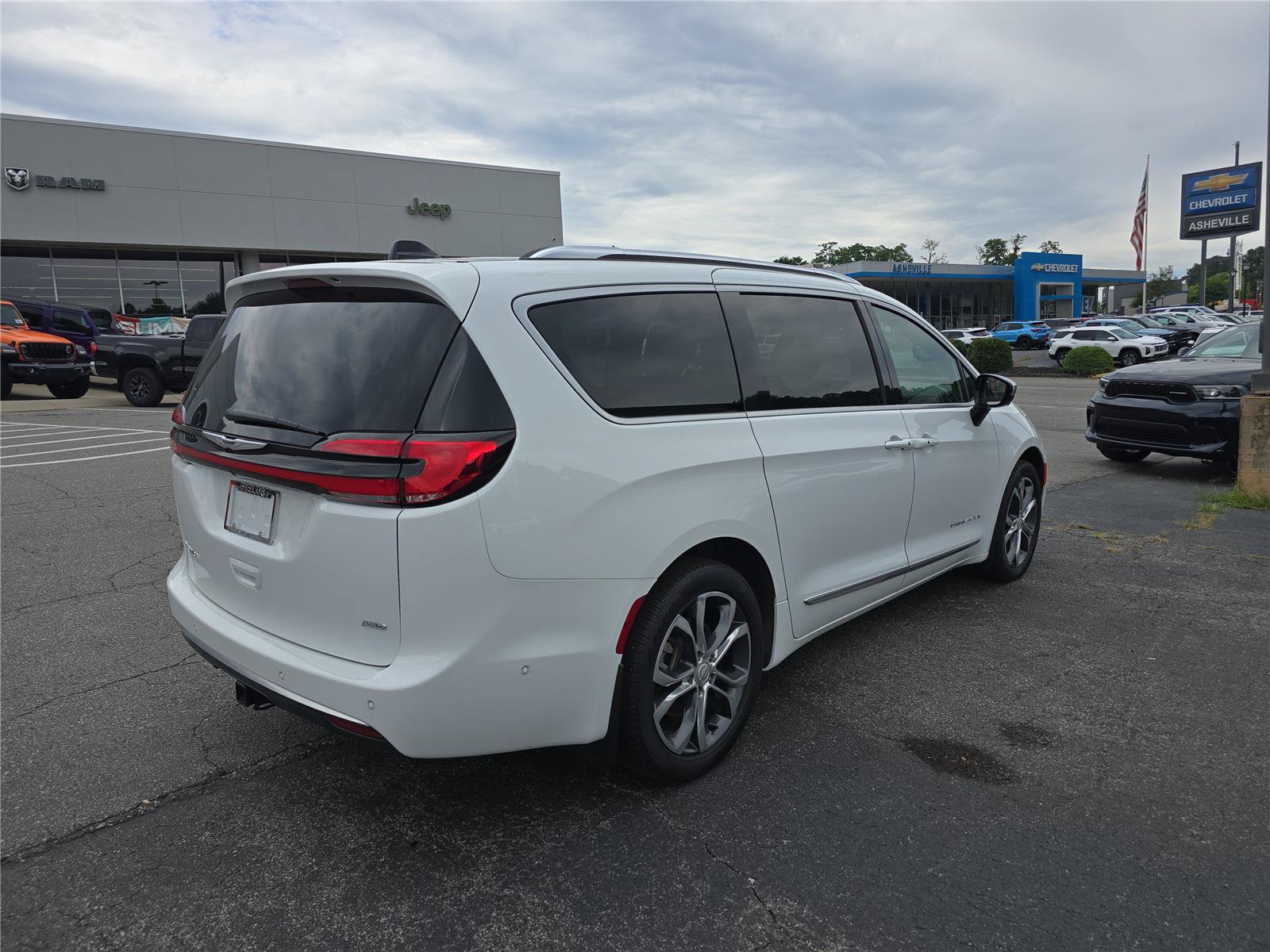 Used 2025 Chrysler Pacifica Pinnacle w/ Trailer Tow Group AWD/4WD image 3