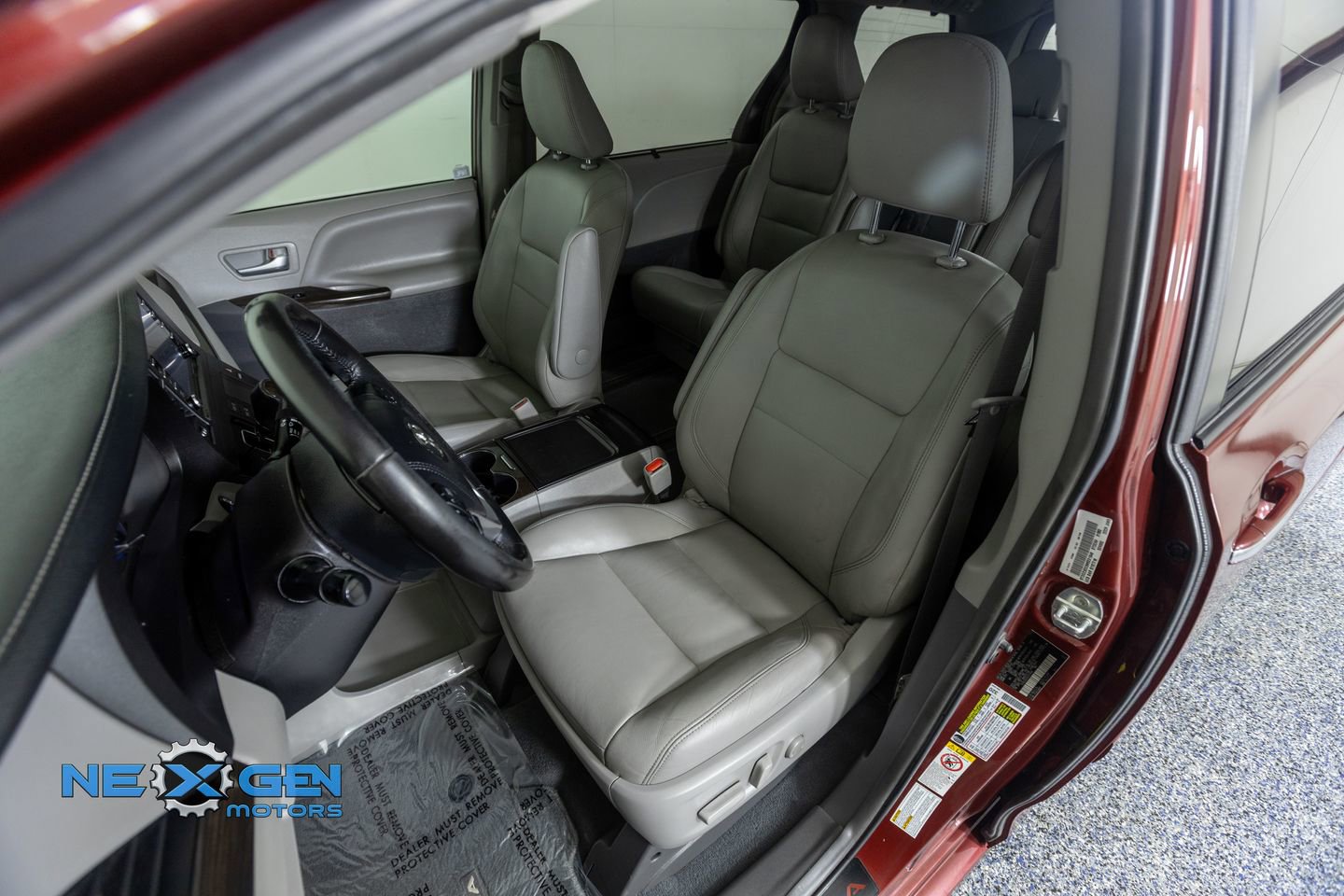 Used 2019 Toyota Sienna XLE w/ XLE Navigation Package image 23