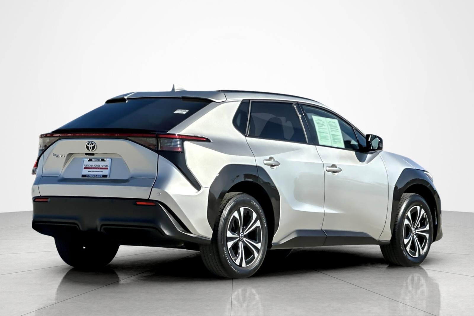 Used 2023 Toyota bZ4X XLE w/ Weather Package image 5