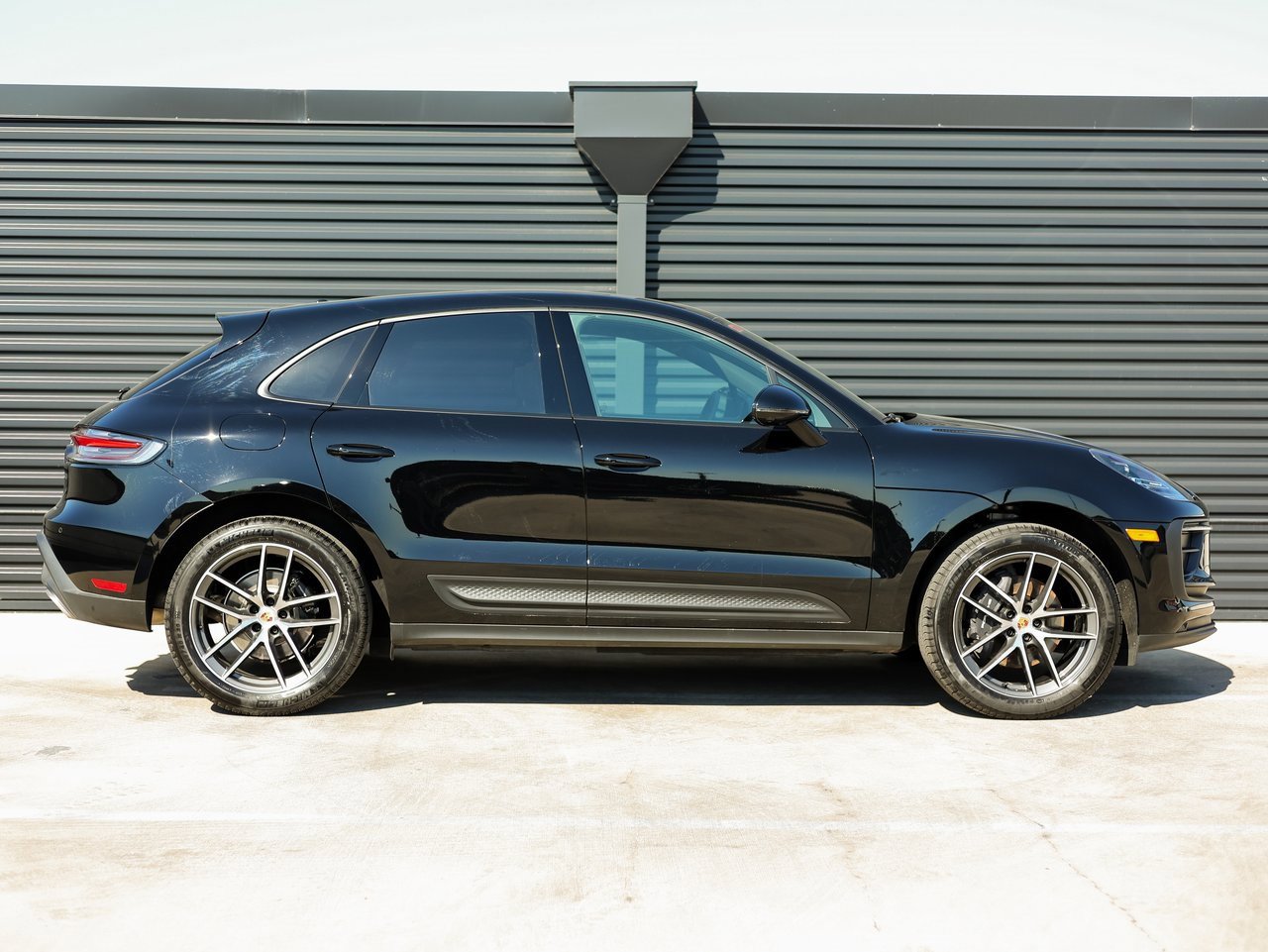 Certified 2025 Porsche Macan image 8