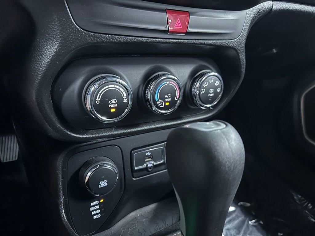 Used 2017 Jeep Renegade Sport w/ Power & Air Group image 21