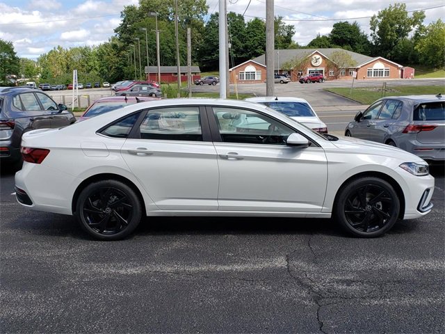 New 2025 Volkswagen Jetta SE image 2