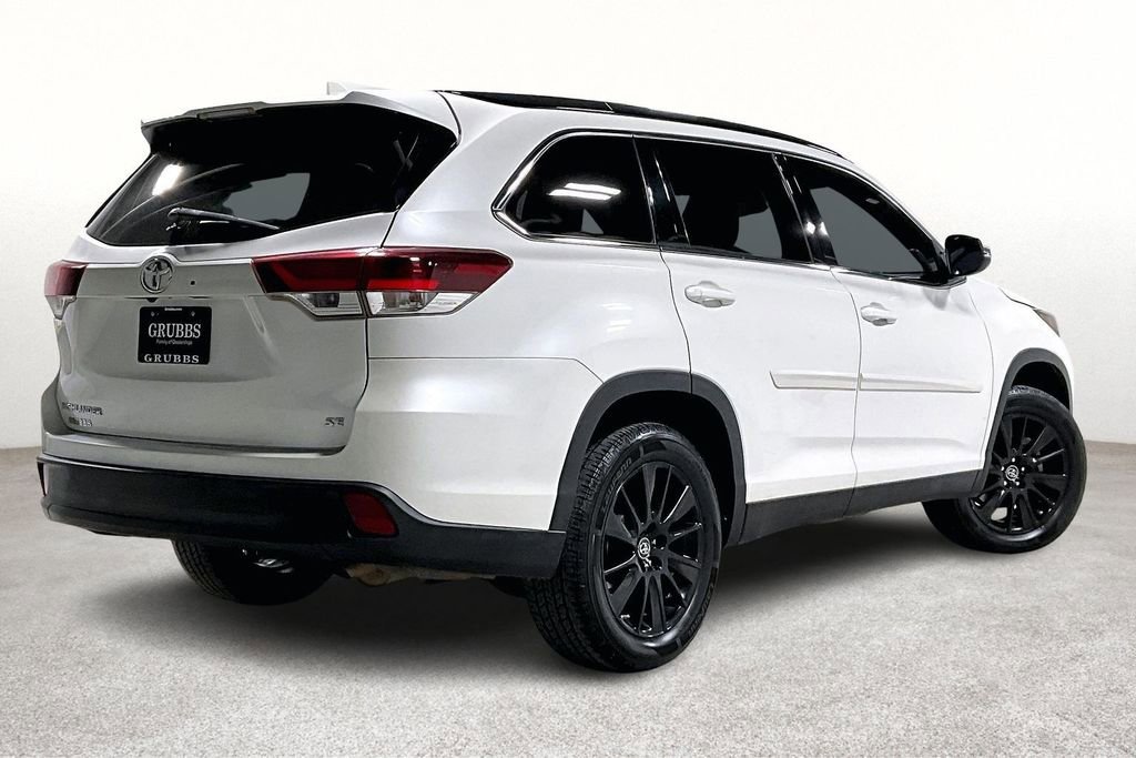 Used 2019 Toyota Highlander SE image 2