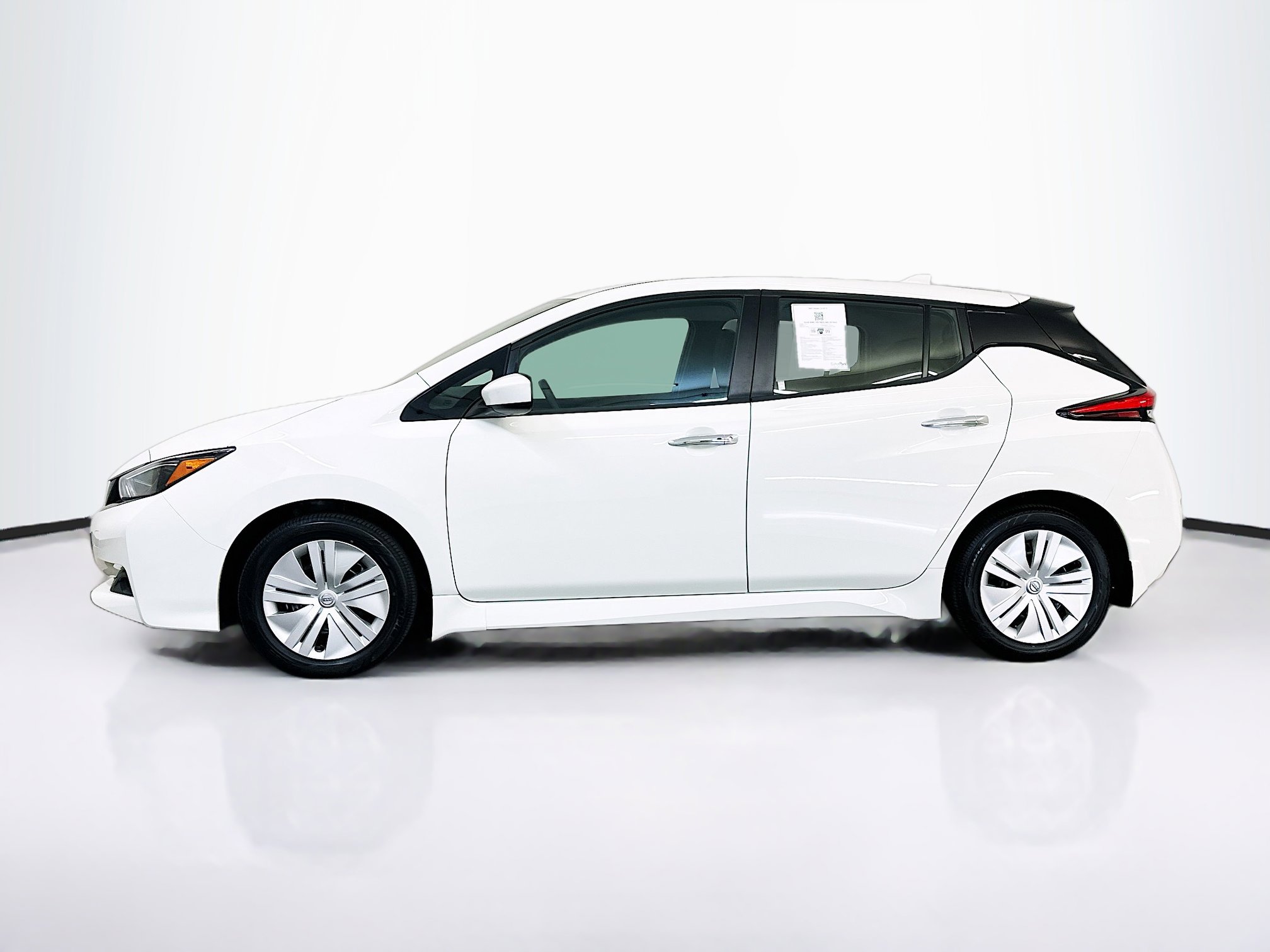 Used 2025 Nissan Leaf S image 4