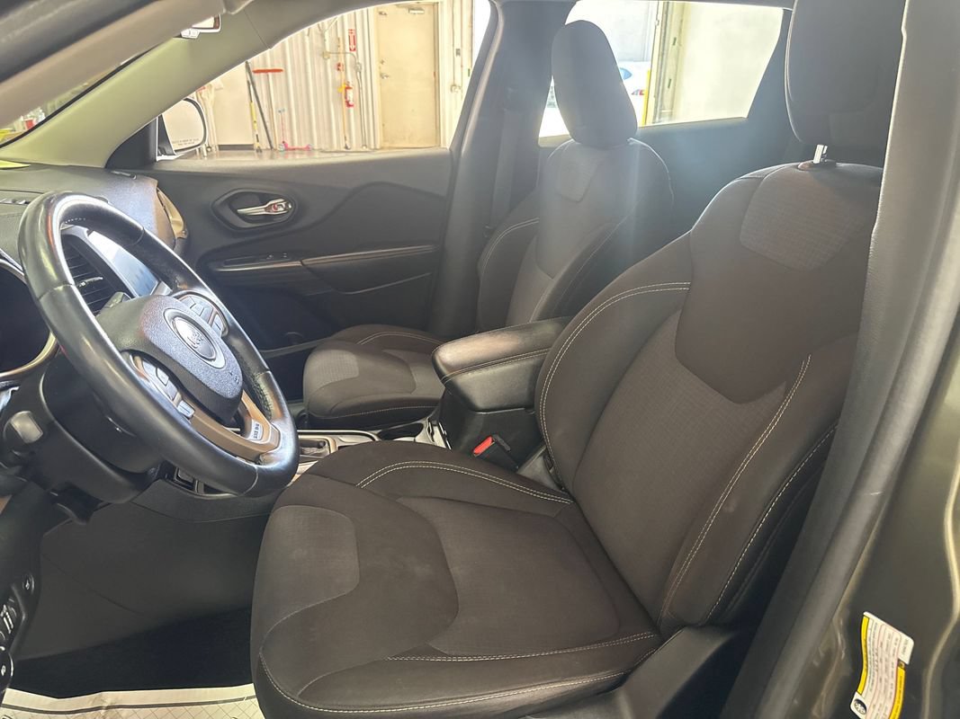 Used 2015 Jeep Cherokee Latitude w/ Comfort/Convenience Group AWD/4WD image 9