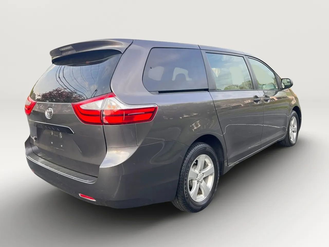 Used 2015 Toyota Sienna L image 7