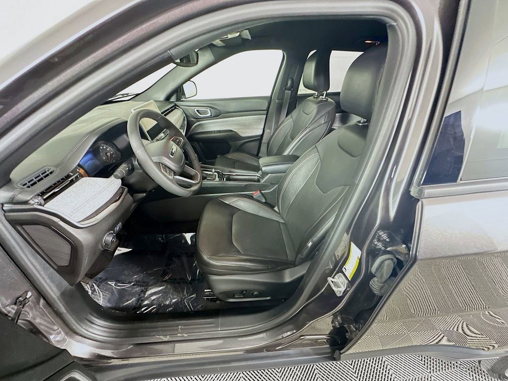 Used 2023 Jeep Compass Latitude image 28