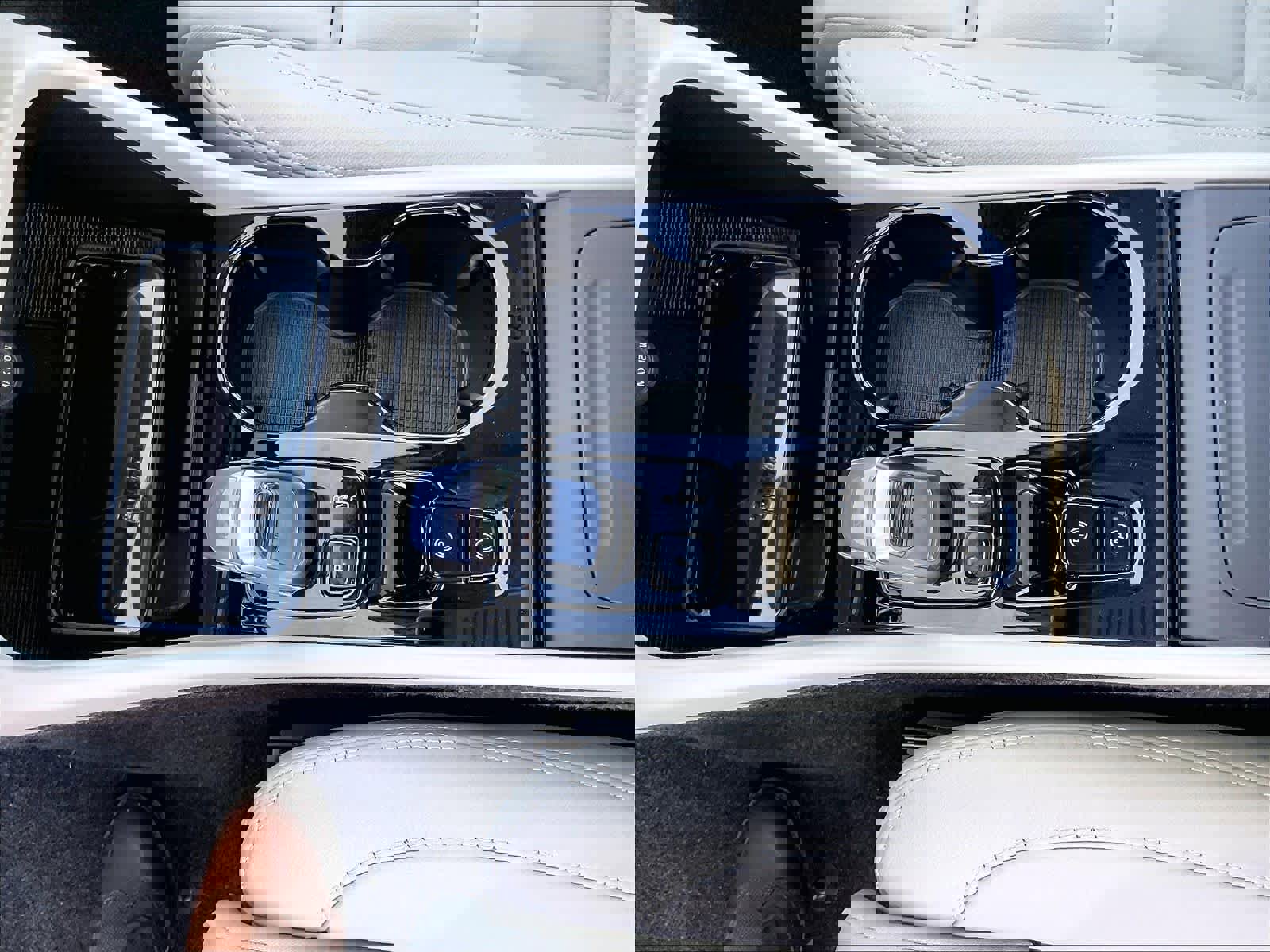 New 2026 Volvo XC40 B4 Plus w/ Protection Package Premier image 10