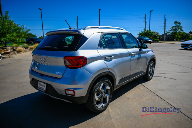 Used 2023 Hyundai Venue SEL FWD image 5