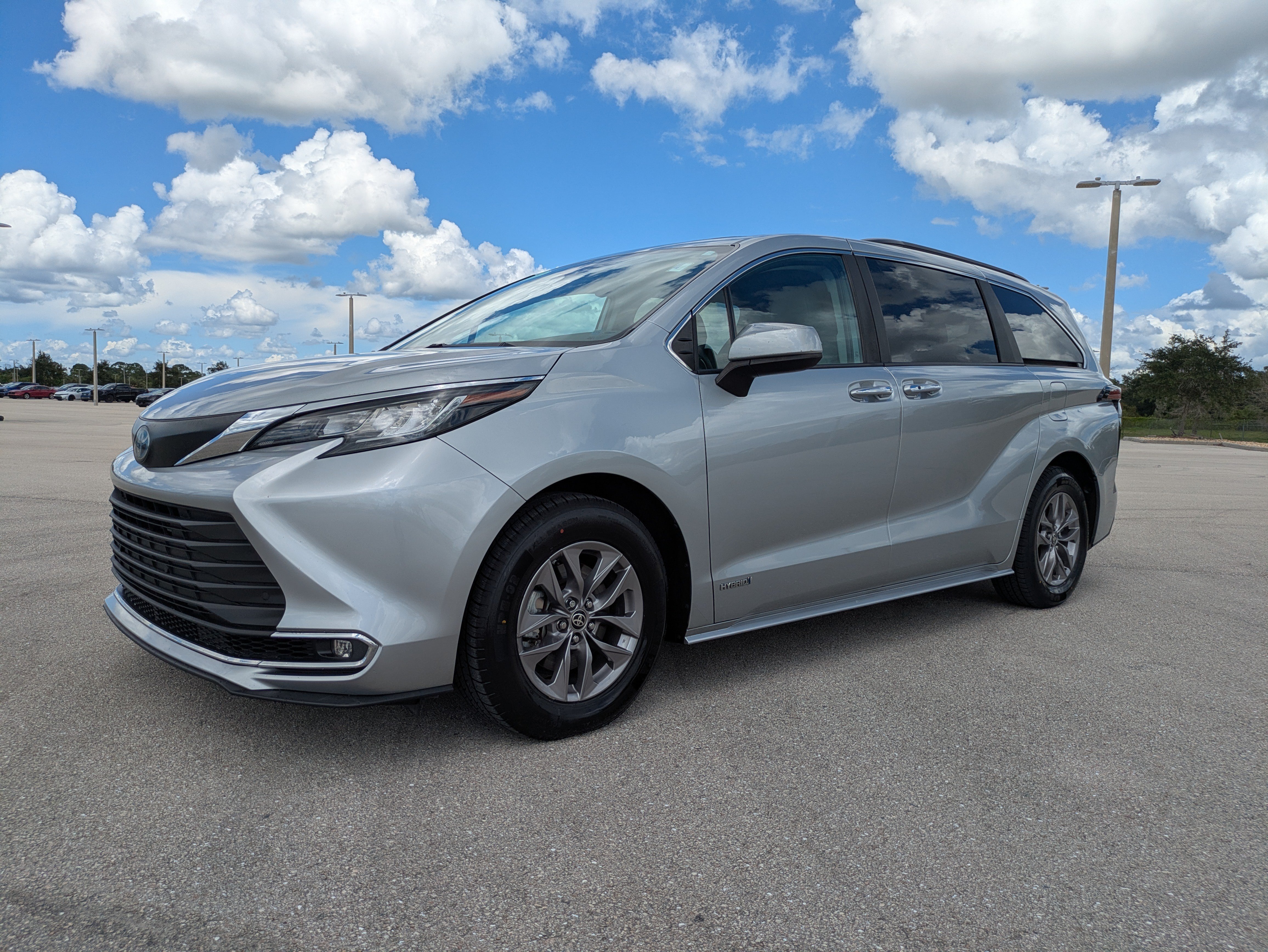 Used 2021 Toyota Sienna XLE w/ XLE Plus Package FWD image 8