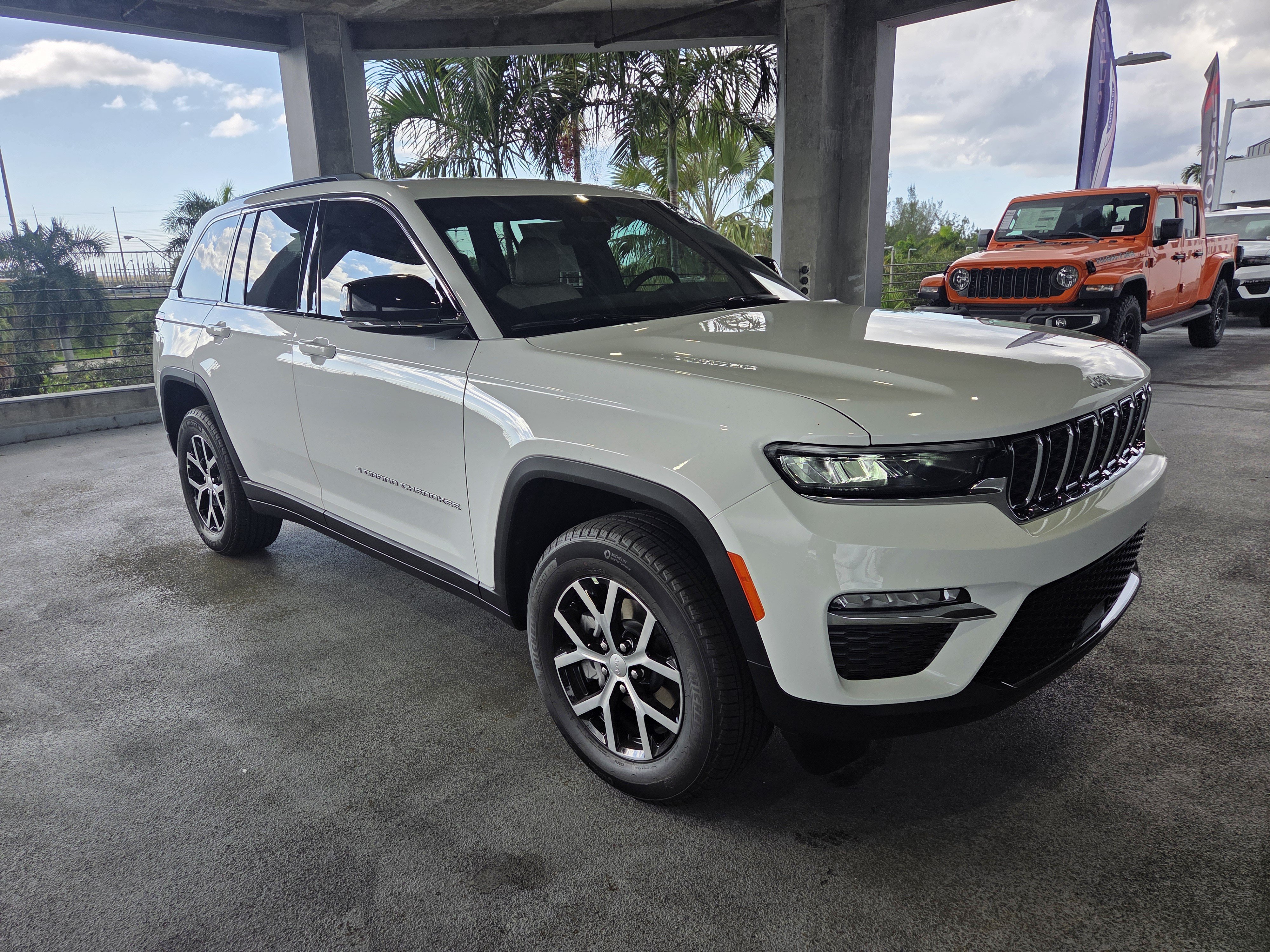 New 2025 Jeep Grand Cherokee Limited RWD image 2